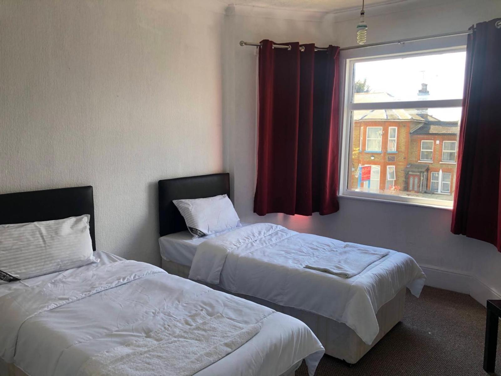 Saji Hotel Илфорд Экстерьер фото